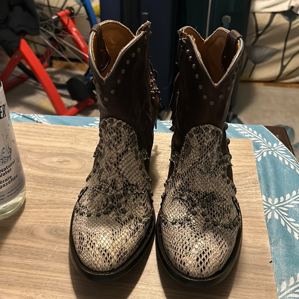 Female cowboy boots hand made brand new. Made by old gringo from Nashville Tn